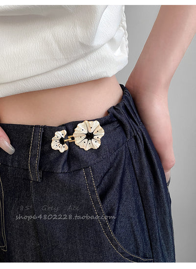 Jeans con Cintura Elástica y Hebilla Floral Esmaltada - Image 4