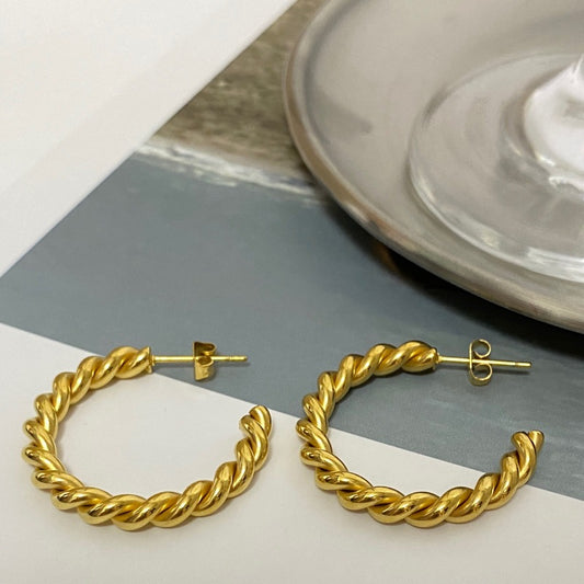 Aretes Dorados Grandes con Aro Clásico de Diseño Moderno
