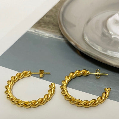 Aretes Dorados Grandes con Aro Clásico de Diseño Moderno