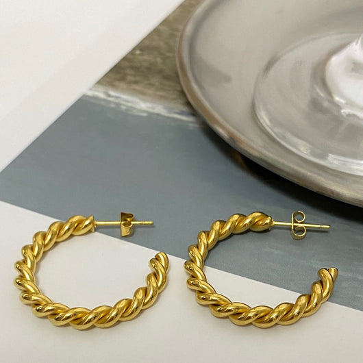 Aretes Dorados Grandes con Aro Clásico de Diseño Moderno