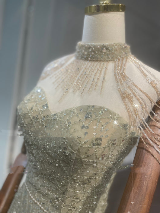 Vestido de Noche Dorado Lujo con Detalle en Cuello - Image 3