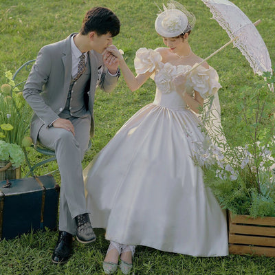 Vestido de Novia Retro Minimalista en Satén con Flores Fotográficas - Image 8