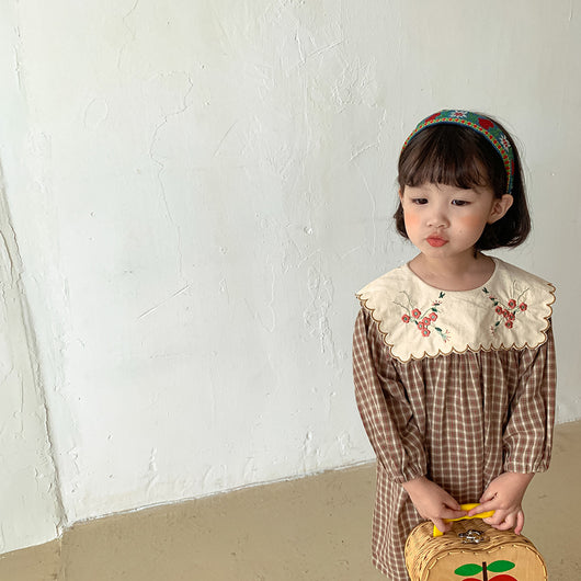 Vestido Infantil Estilo Occidental con Cuello Ancho y Flores Bordadas - Image 8