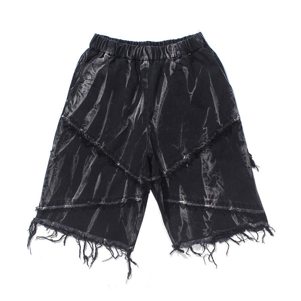 Shorts de Mezclilla Oscura con Estampado Tie-Dye y Bordes Deshilachados - Image 4