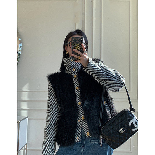 Abrigo Tweed con Detalles de Piel Sintética y Hebilla Dorada