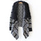 Cardigan Chal de Punto con Patrón Geométrico Irregular y Cadena Decorativa