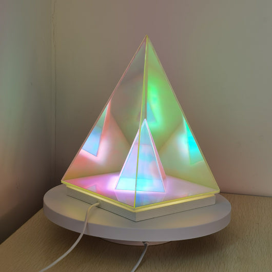 Lámpara de Mesa Pirámide - Luz Nocturna Creativa para Dormitorio y Sala - Image 8