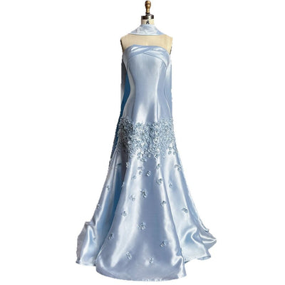 Vestido de Fiesta Elegante con Corpiño de Satén y Chal Largo Tostado - Image 5
