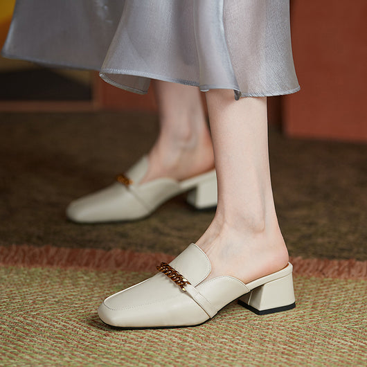 Sandalias Elegantes con Tacón Cuadrado y Detalles Metálicos - Image 3
