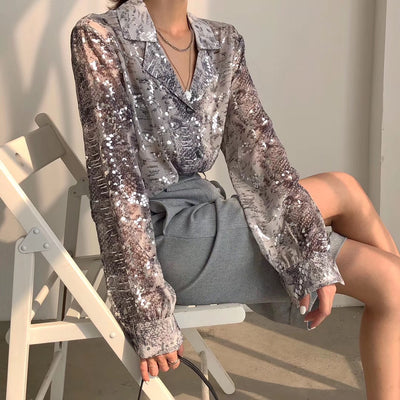 Blusa Larga Estampado Serpiente con Lentejuelas y Cuello Sastre - Image 5