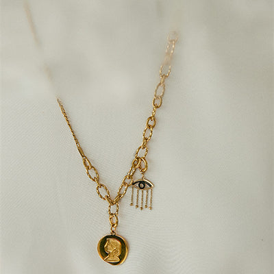 Collar de Moneda Dorada para Mujer - Diseño Minimalista de Lujo - Image 3