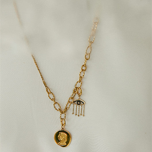 Collar de Moneda Dorada para Mujer - Diseño Minimalista de Lujo - Image 3
