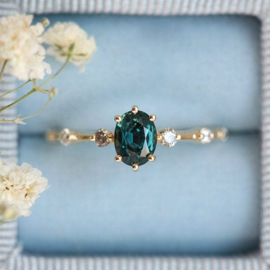 Anillo Dorado con Incrustación de Esmeralda