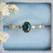 Anillo Dorado con Incrustación de Esmeralda