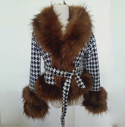 Chaqueta Elegante con Cuello en V y Detalles de Piel Sintética - Image 8