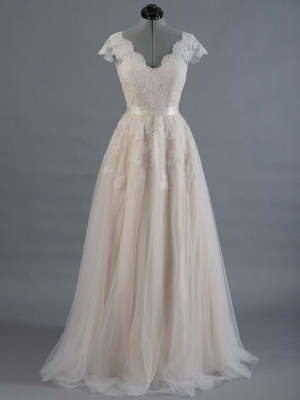 Vestido de Fiesta Elegante Escote en V Profundo con Encaje - Image 4