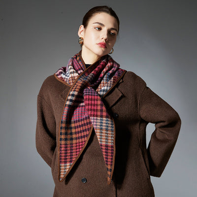 Chal Triangular de Lana Otoño-Invierno con Estampado Tartán y Pata de Gallo - Image 8