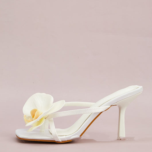 Sandalias de Tacón Alto con Punta Cuadrada y Flores Blancas - Image 8