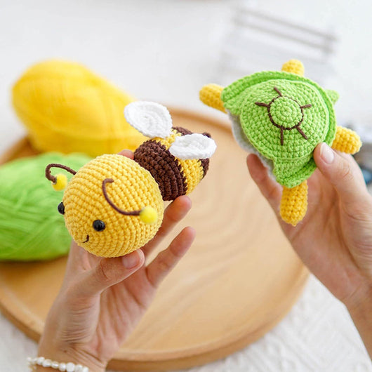 Kit DIY de Muñeca Abeja Tejida a Mano en Lana - Image 11