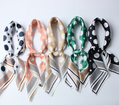 Pañuelo de Seda Cuadrado para Cuello y Cabello con Estampado de Puntos - Image 4