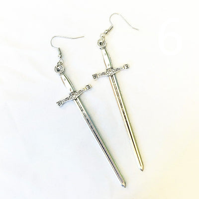 Aretes Góticos de Bronce con Diseño de Espada - Accesorios de Moda Alternativa - Image 6