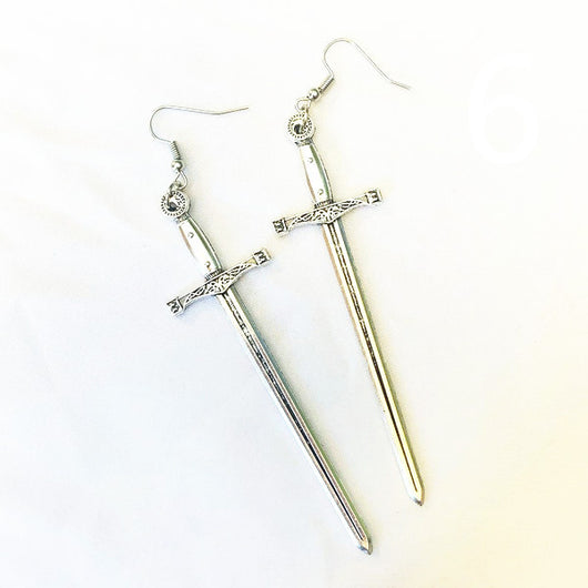 Aretes Góticos de Bronce con Diseño de Espada - Accesorios de Moda Alternativa - Image 6