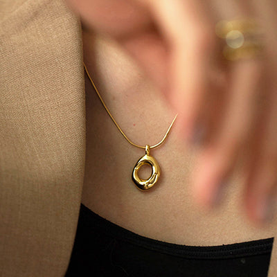 Collar Cadena Hueso de Serpiente Oro con Dije Redondo Irregular para Mujer - Image 6