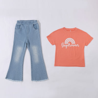 Playera Arcoíris con Cuello Redondo y Jeans Desgastados - Image 11