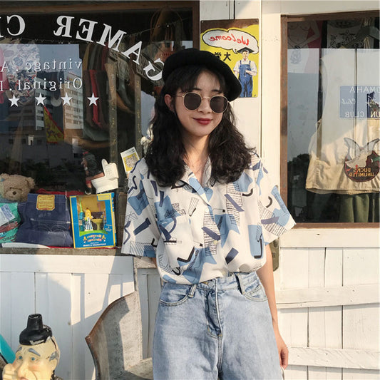 Camisa Retro Estilo Hong Kong con Estampado Vintage - Image 2