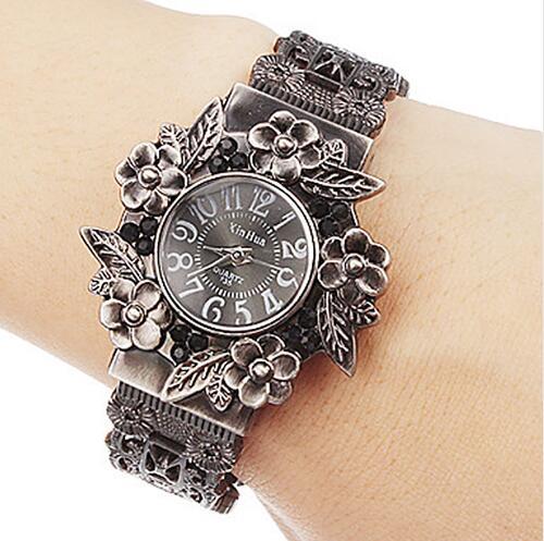 Reloj de Cuarzo con Flores en Relieve - Image 7