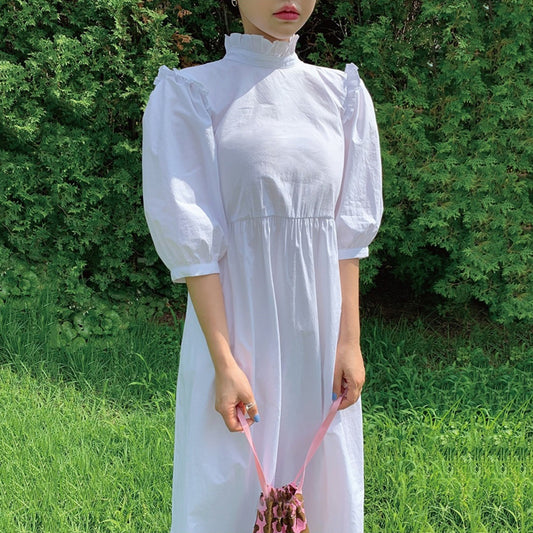 Vestido con Cuello de Pie y Detalles de Madera