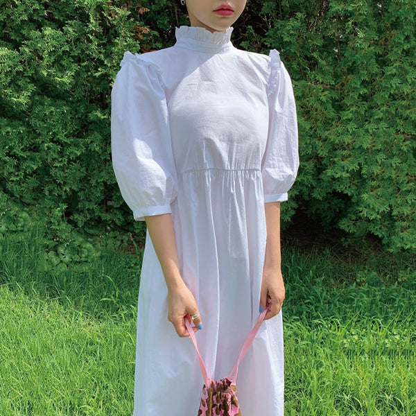 Vestido con Cuello de Pie y Detalles de Madera