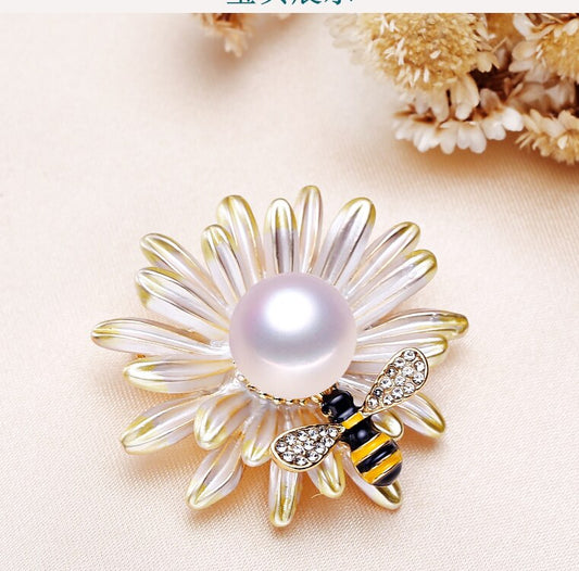 Broche Floral Silvestre con Perla Genuina y Abeja - Accesorio Elegante para Vestidos - Image 2