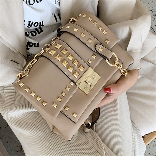 Bolso de Hombro con Cadena y Tachuelas - Image 32