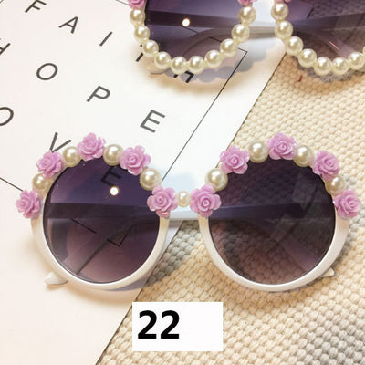 White round sunglasses with daisy flower embellishments on the frames and dark gradient lenses. - Image 30