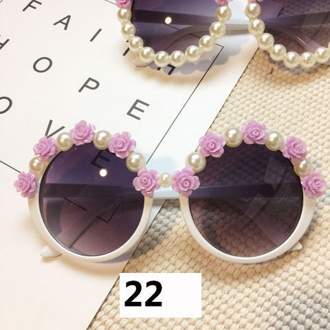White round sunglasses with daisy flower embellishments on the frames and dark gradient lenses. - Image 30