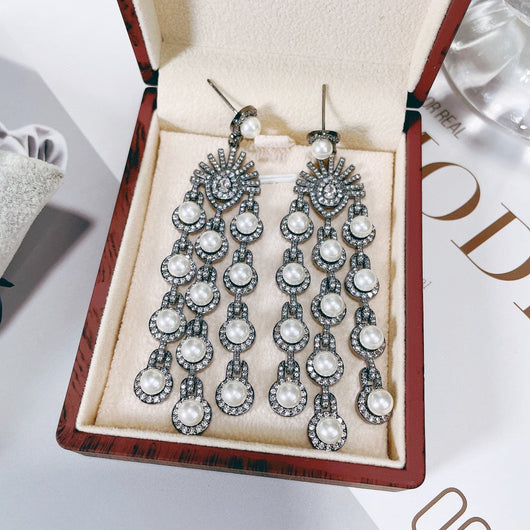 Aretes Colgantes de Circón con Detalle de Flecos Perlados - Image 6