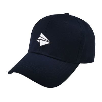 Gorra de Béisbol con Bordado de Avión de Papel - Image 2