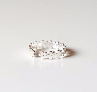 Anillo de Plata Hueco con Flor Delicada - Image 5