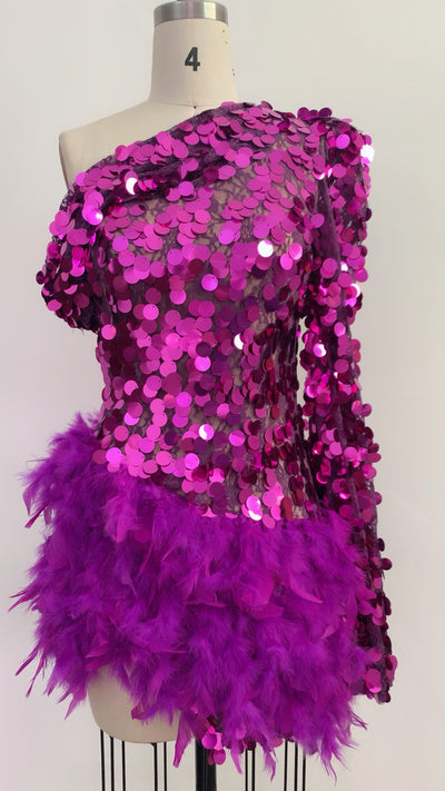 Vestido de Fiesta Corto con Lentejuelas Púrpura y Hombro Descubierto - Image 3
