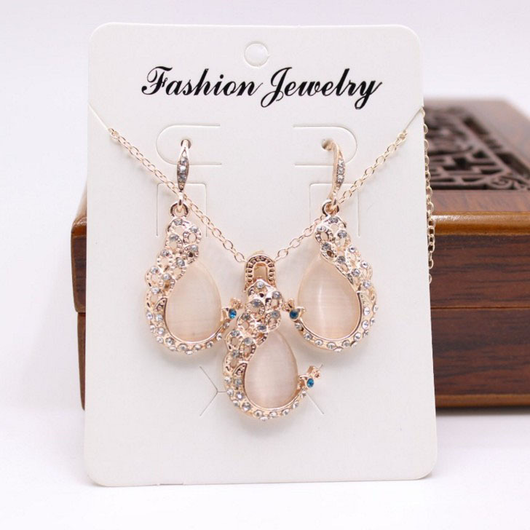 Conjunto de Joyería Elegante: Collar Gota de Cristal y Aretes con Ganchos - Image 8