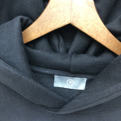 Sudadera con Capucha de Campaña - Diseño de Letras Icónico - Image 2