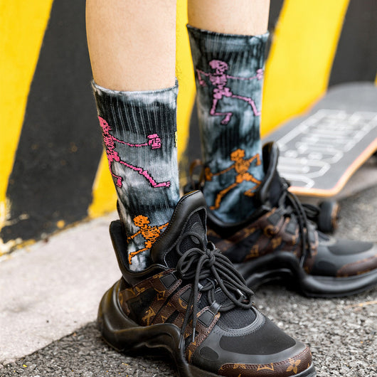Calcetines Estampados Tie-Dye con Diseño de Calavera y Skateboard - Image 4