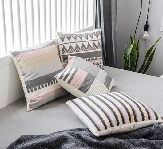 Almohada Decorativa con Bordado en Lienzo