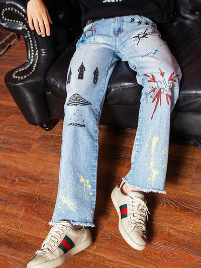 Jeans Azules con Bordado Graffiti y Detalles Deshilachados - Image 9