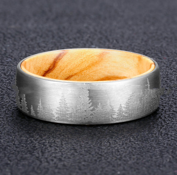 Anillo de Tungsteno Pulido con Incrustación de Madera de Pino