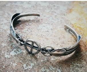Pulsera de Acero Titanio con Diseño de Pluma - Image 6