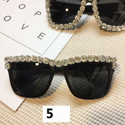 White round sunglasses with daisy flower embellishments on the frames and dark gradient lenses. - Image 32