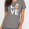 Playera gris con estampado de piña y amor de manga corta