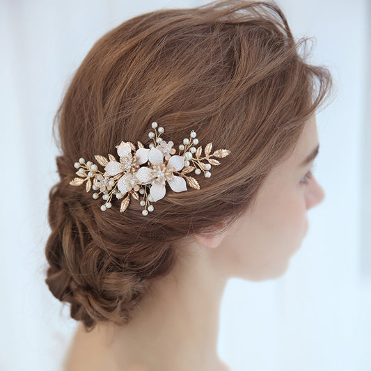 Tocado de Novia de Perlas y Flores del Bosque para Boda